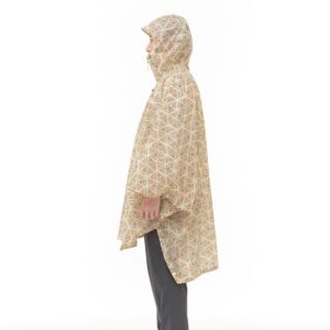 เสื้อกันฝนคุณภาพดี ผลิตจากวัสดุอย่างดี สีครีม จุดขาว